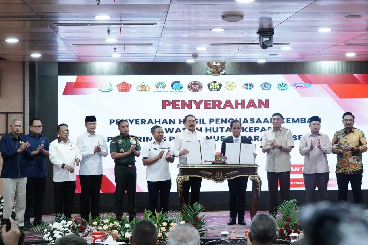 Penyerahan Tahap III Hasil Penguasaan Kembali Kawasan Hutan