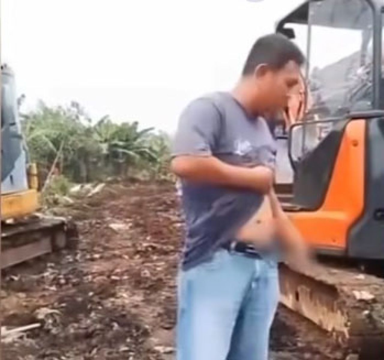 Zabidi saat menunjukkan senjata diduga pistol di pinggangnya