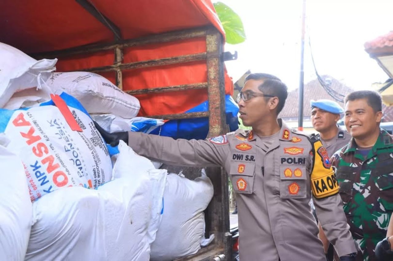 Kapolres Ngawi saat melihat barang bukti pupuk subsidi