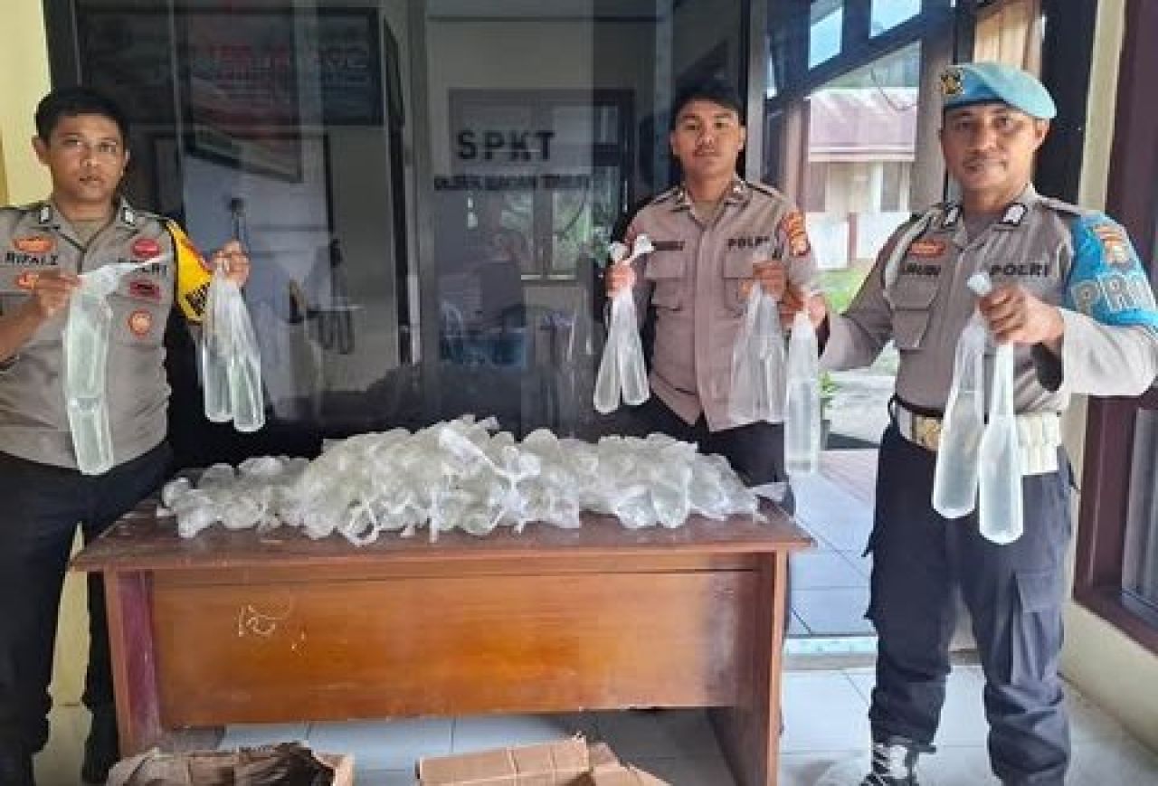 Minuman keras yang diamankan Polsek Bacan Timur