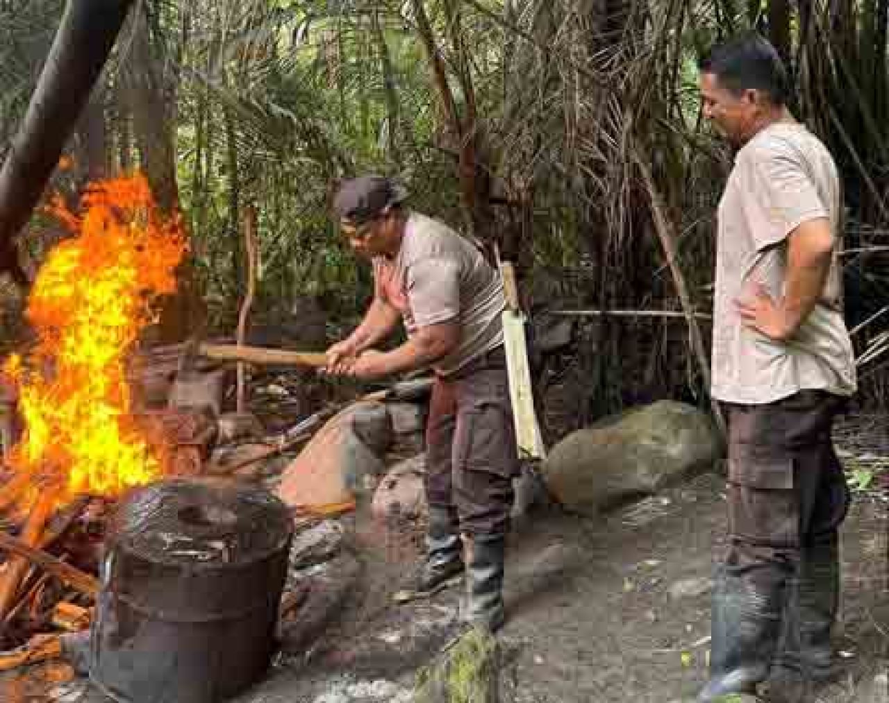 Petugas Polsek Pulau Bacan memusnahkan alat penyulingan miras