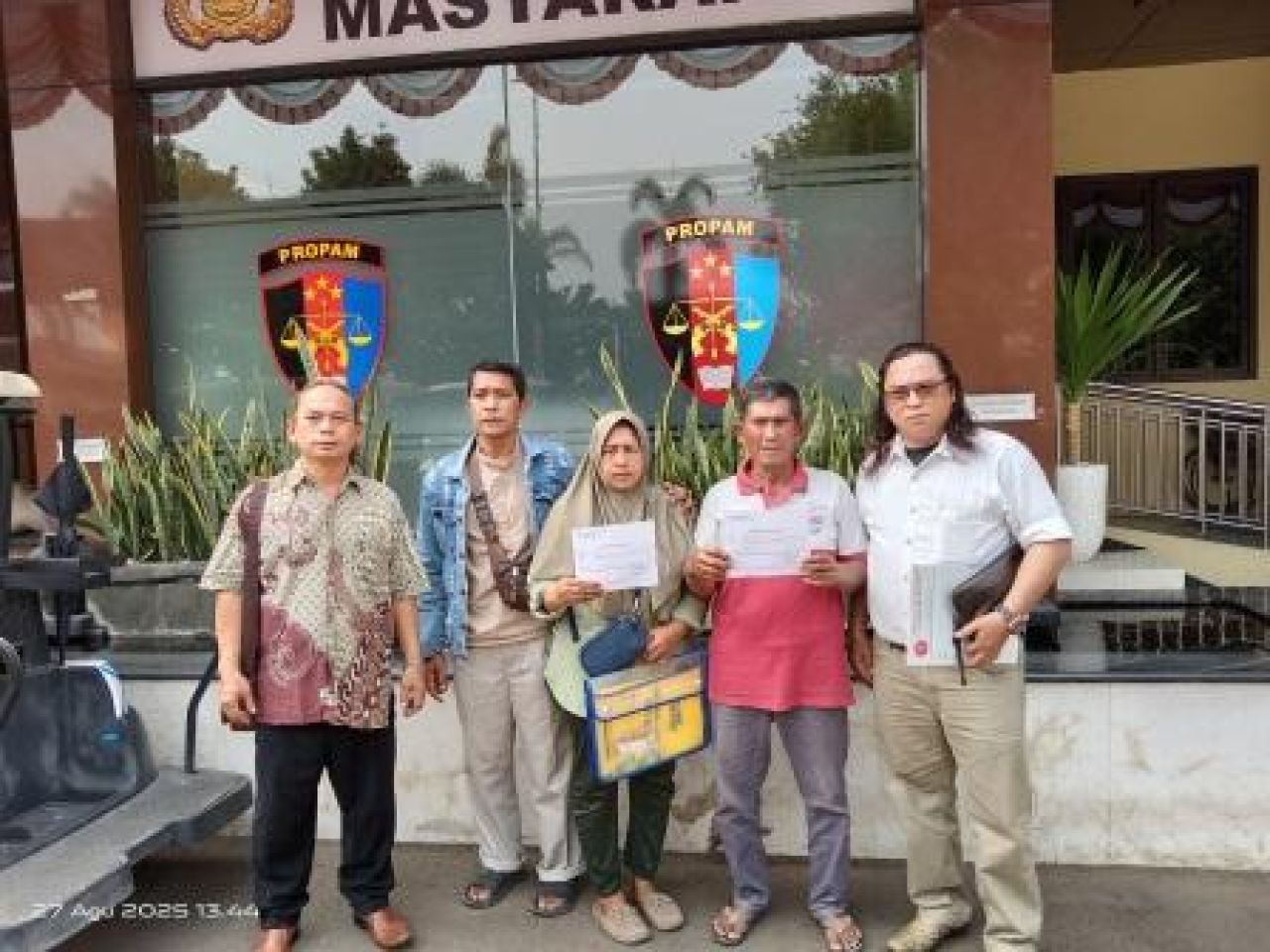 Rita Astari dan keluarganya di dampingi Kuasa Hukumnya usai laporan di Bidpropram Polda Jawa Timur