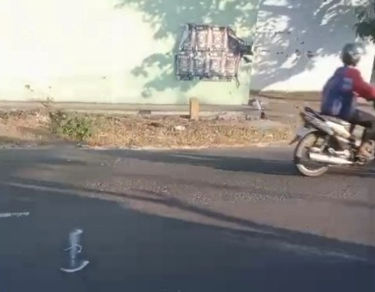 Lokasi kecelakaan ditandai cat putih di Jalan Raya Gantang