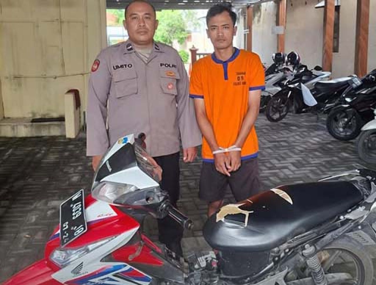 Candra Agus Effendi (kanan) dan barang bukti motor yang dicuri