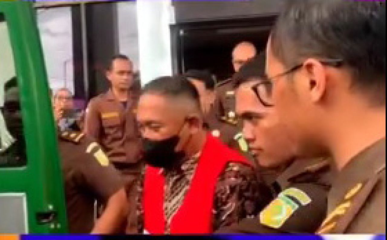 Danang Wijayanto saat mau dimasukkan ke mobil tahanan Kejaksaan