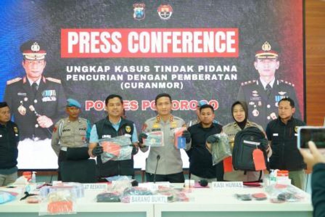 Kapolres Ponorogo memimpin konpers kasus pencurian motor