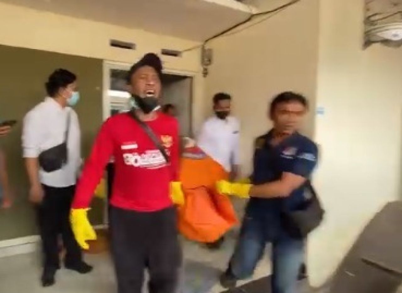 Polisi membawa kantong mayat berisi jasad NU