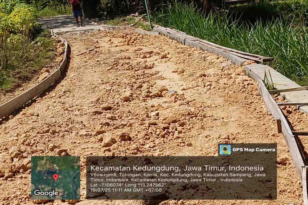 Proyek Rabat Beton di Desa Komis