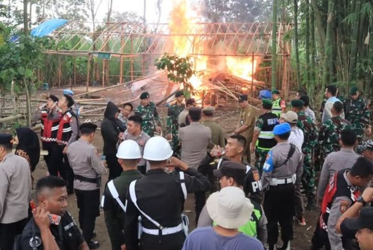 Pembongkaran arena sabung ayam di Desa Wonorejo