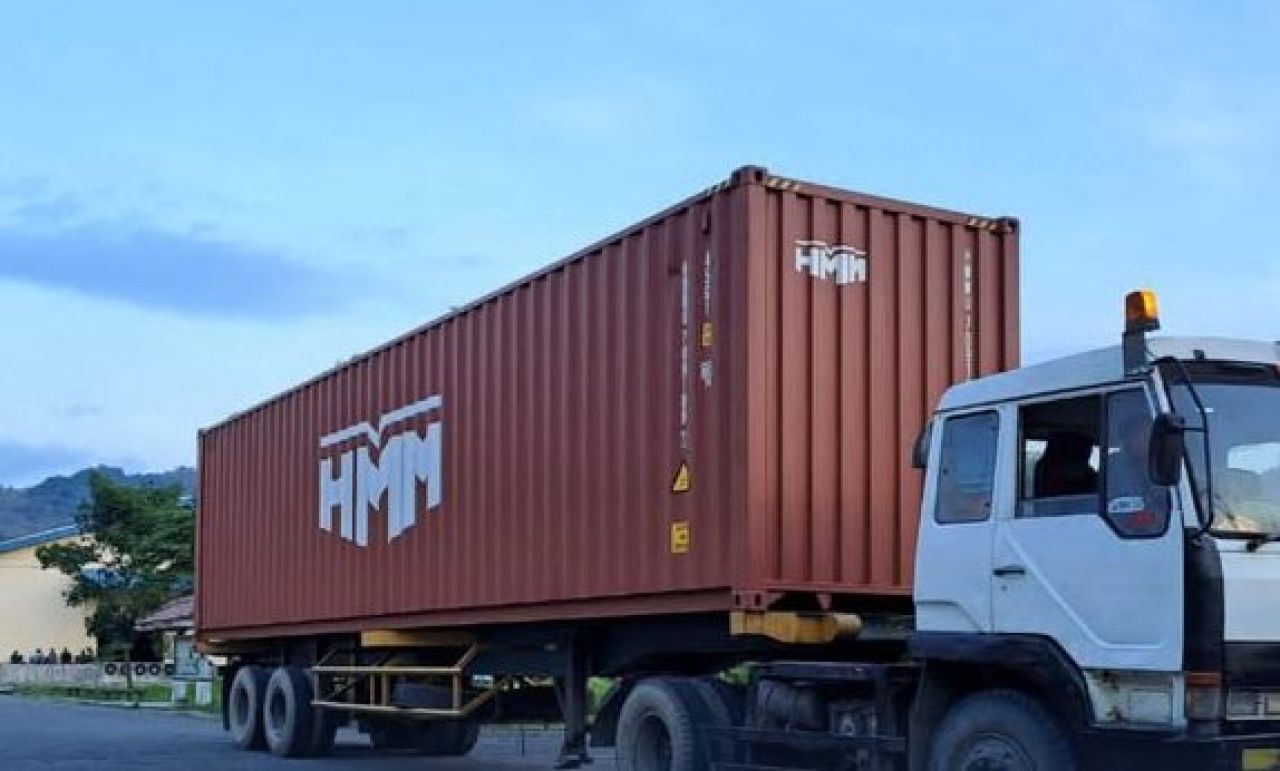 Kontainer berisi bahan ekspor rambut palsu