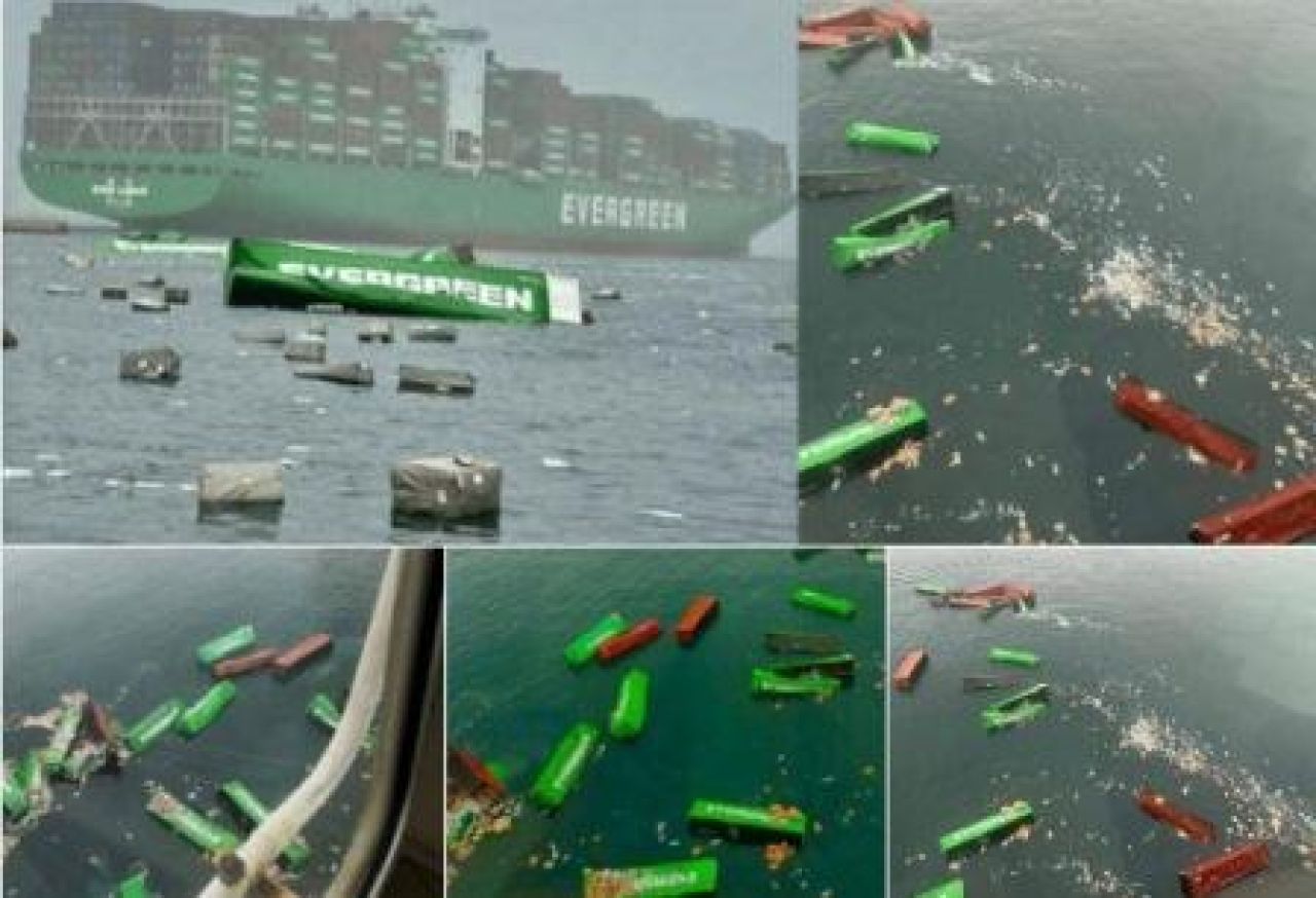 Puluhan kontainer mengambang di laut
