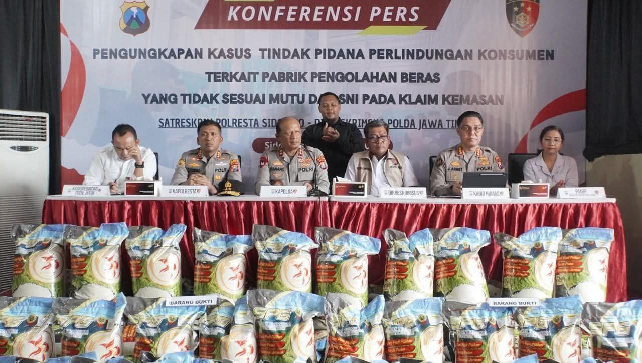 Kapolda Jawa Timur dan jajaran saat konpers kasus beras oplosan