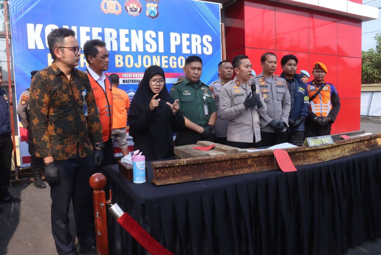 Konpers pencurian besi rel kereta api