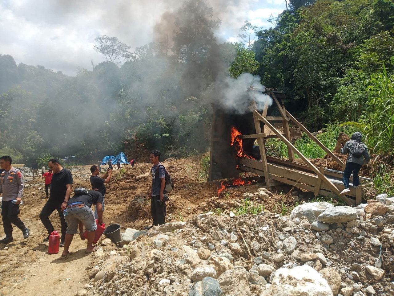 Petugas Polres Pasaman membakar alat untuk tambang