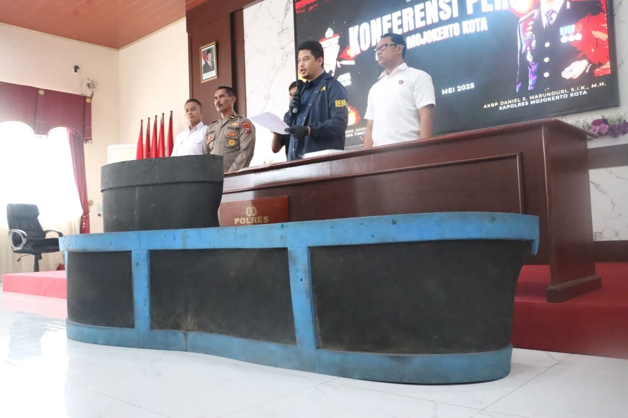 Satreskrim Polres Mojokerto Kota saat konpers kasus sabung ayam