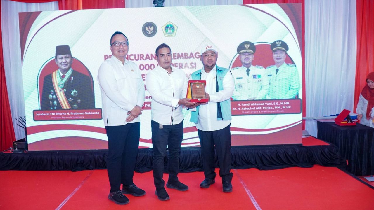 Suryadi saat menerima penghargaan dari Bupati Gresik