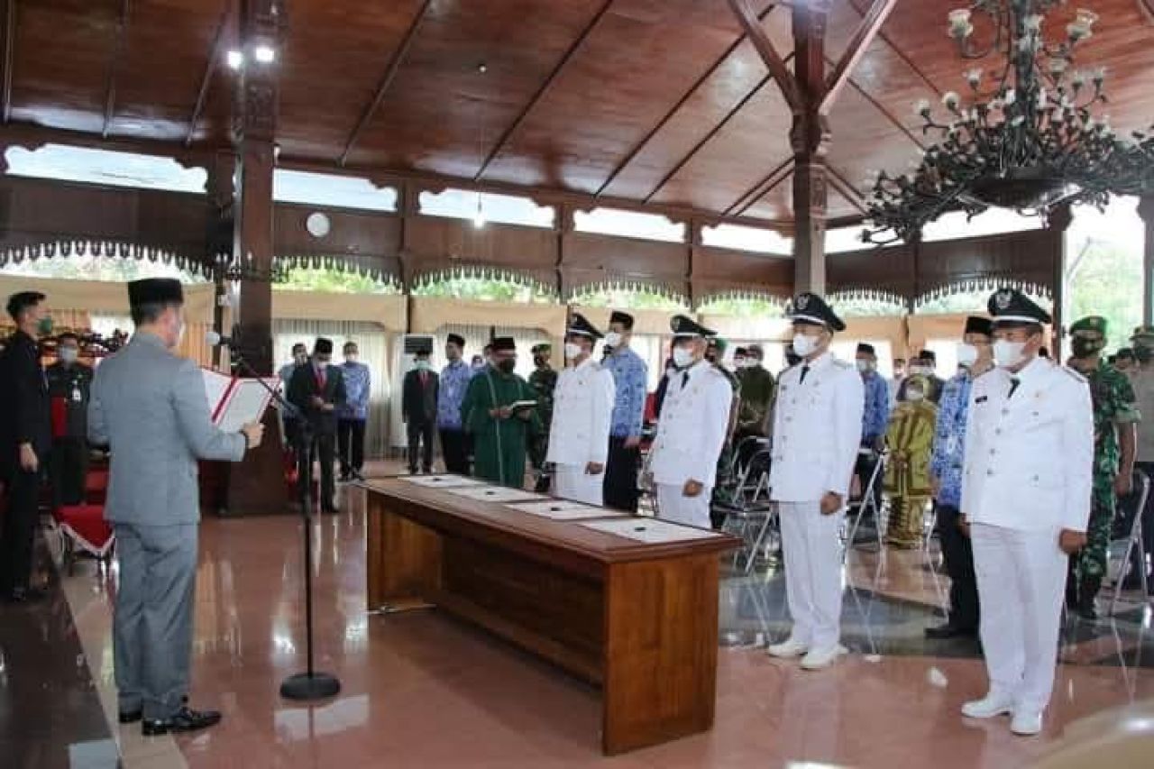 Pelantika Umar dan beberapa kepala desa oleh Bupati Kudus