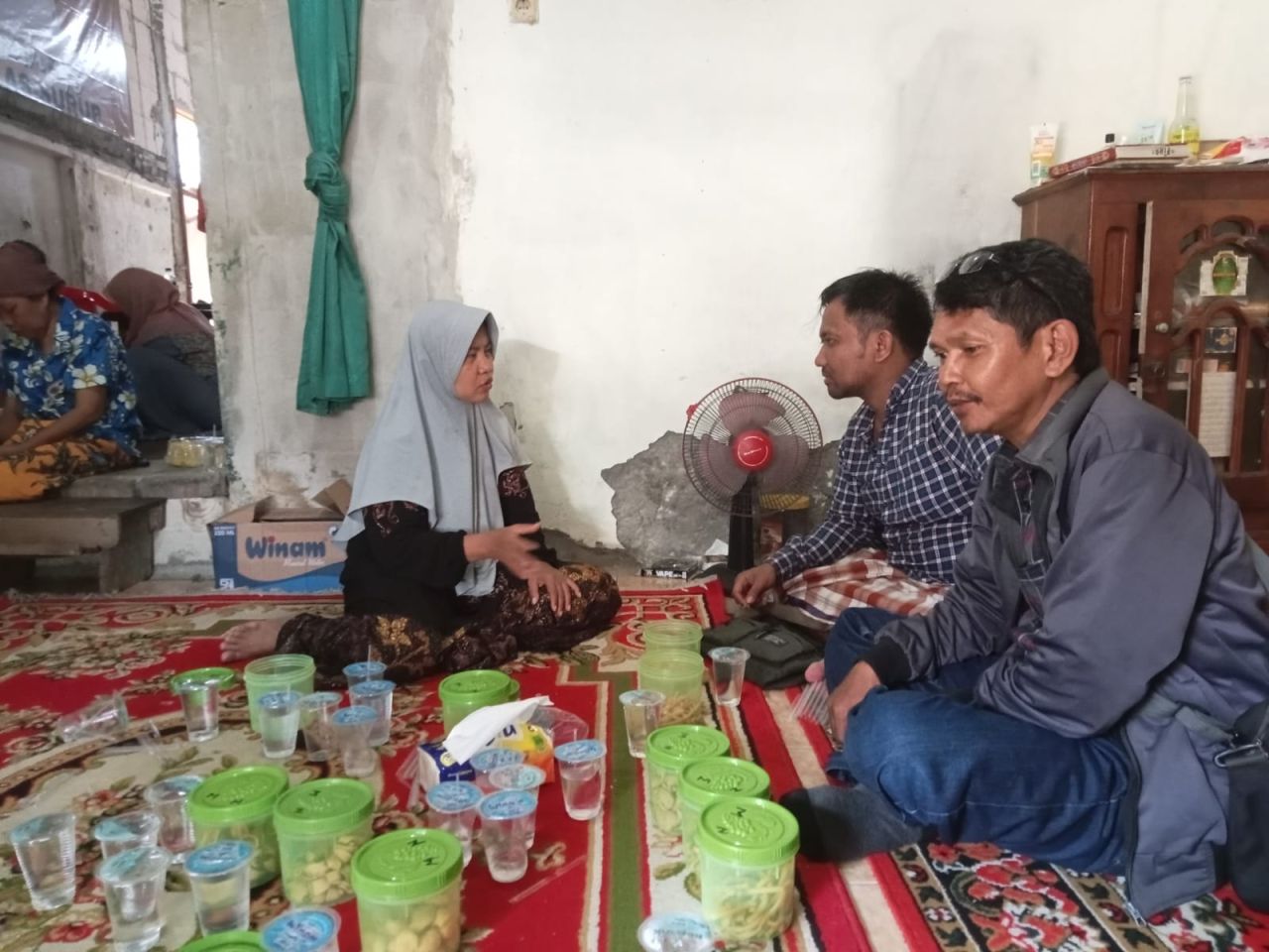 Siti Rohmah saat menemui wartawan di kediamannya