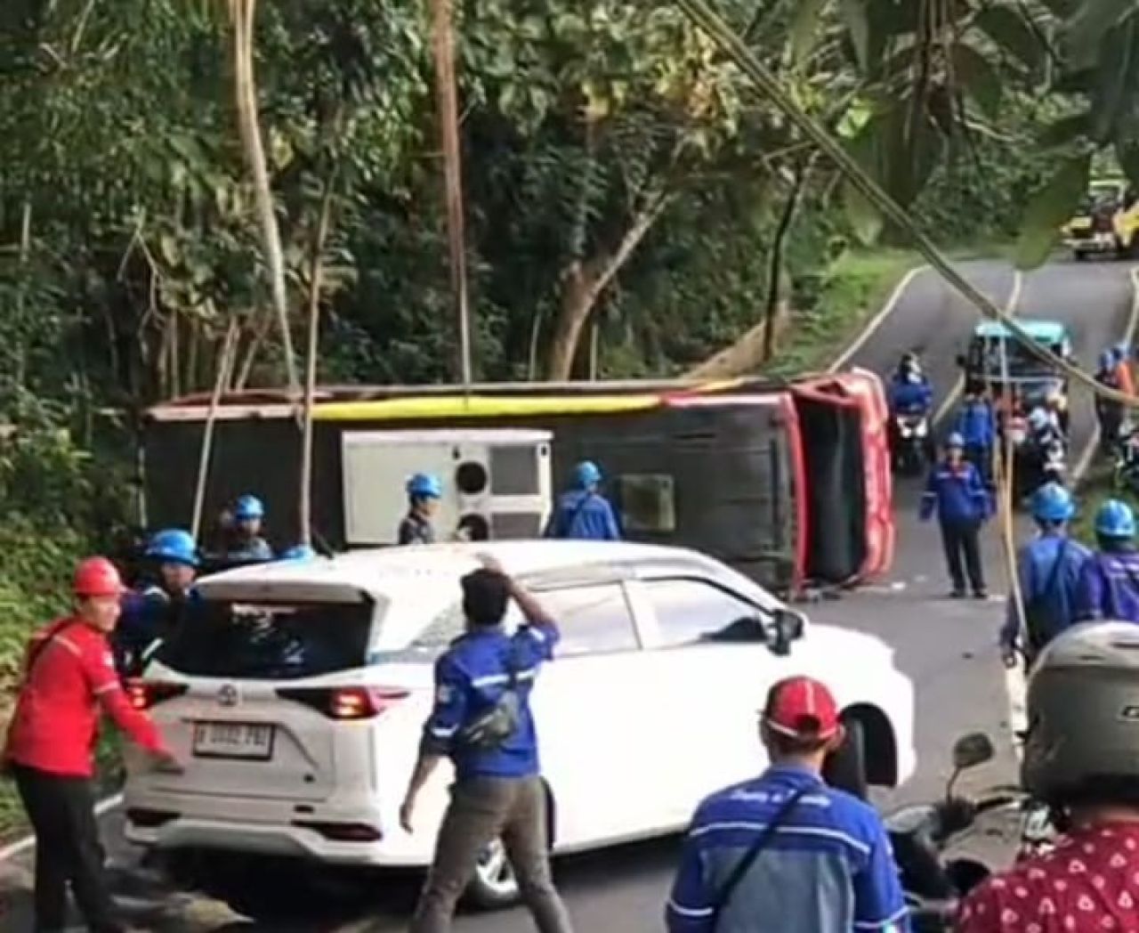 Bus karyawan yang terguling
