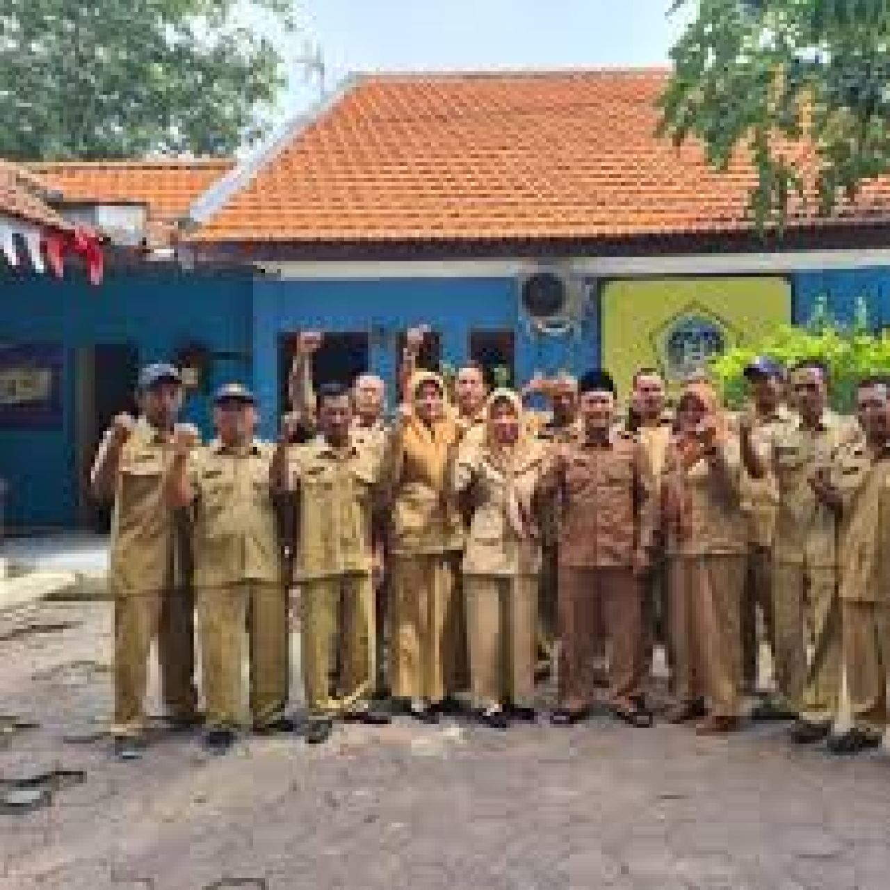 Suwandi dan Perangkat Desa Lampah