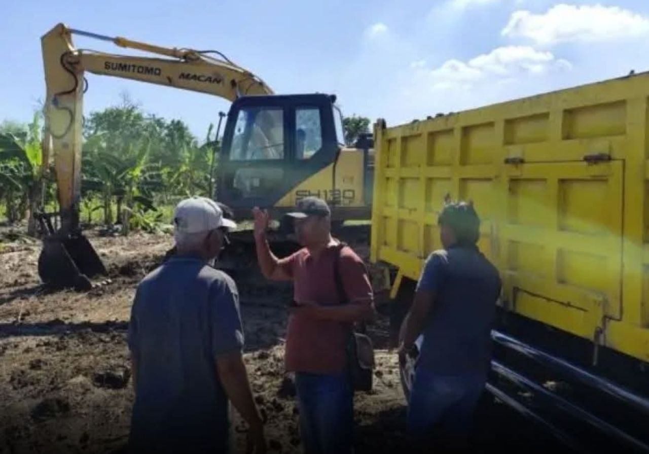 Petugas Satreskrim Polres Gresik saat di lokasi tambang