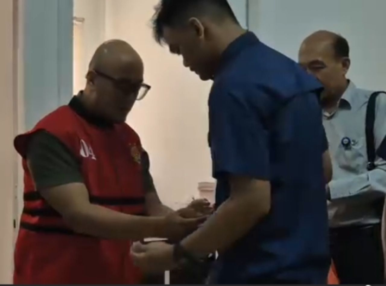 Yoga Firmansyah (pakai rompi)