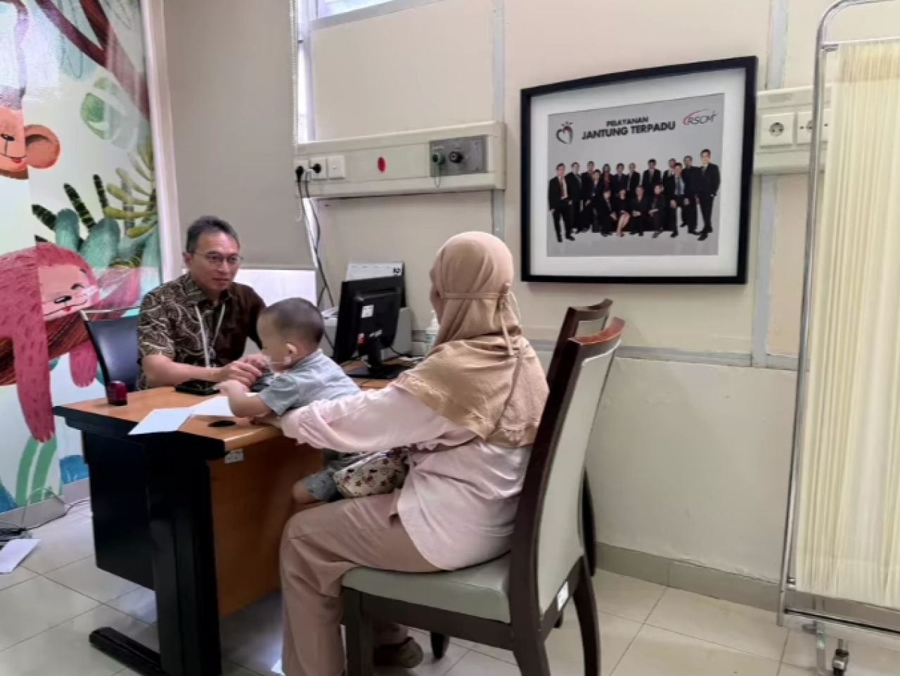 Piprim Basarah Yanuarso saat melayani pasien anak