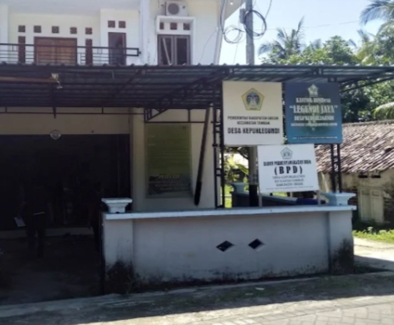 Balai Desa Kepuhlegundi, Kecamatan Tambak, Pulau Bawean, Kabupaten Gresik