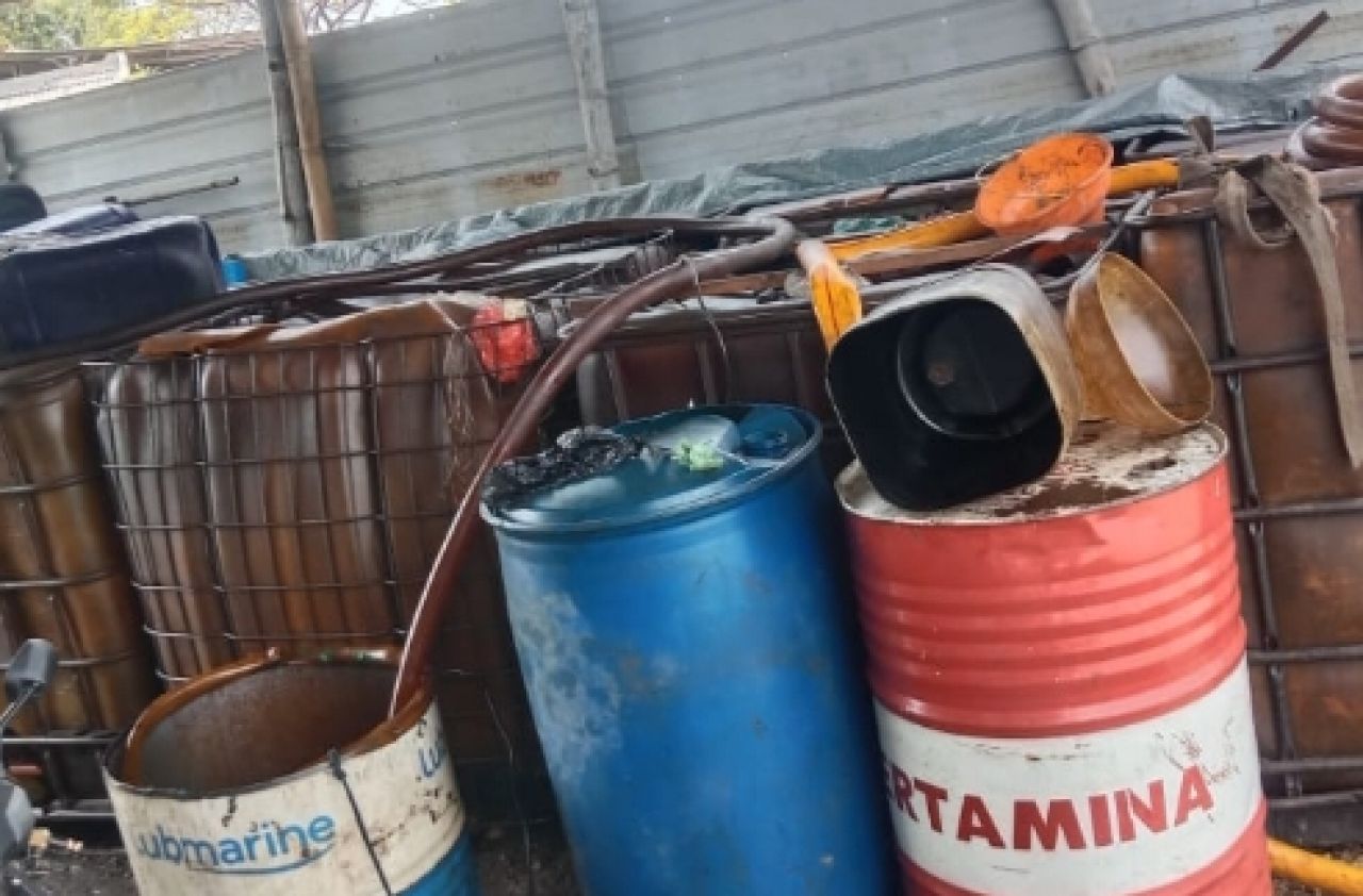 IBC tank dan drum serta alat yang digunakan untuk bongkar isi