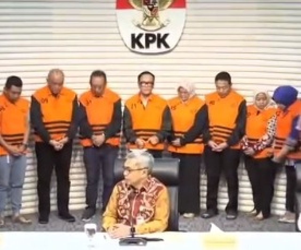 Immanuel Ebenezer dan beberapa tersangka kasus korupsi saat konpers di KPK