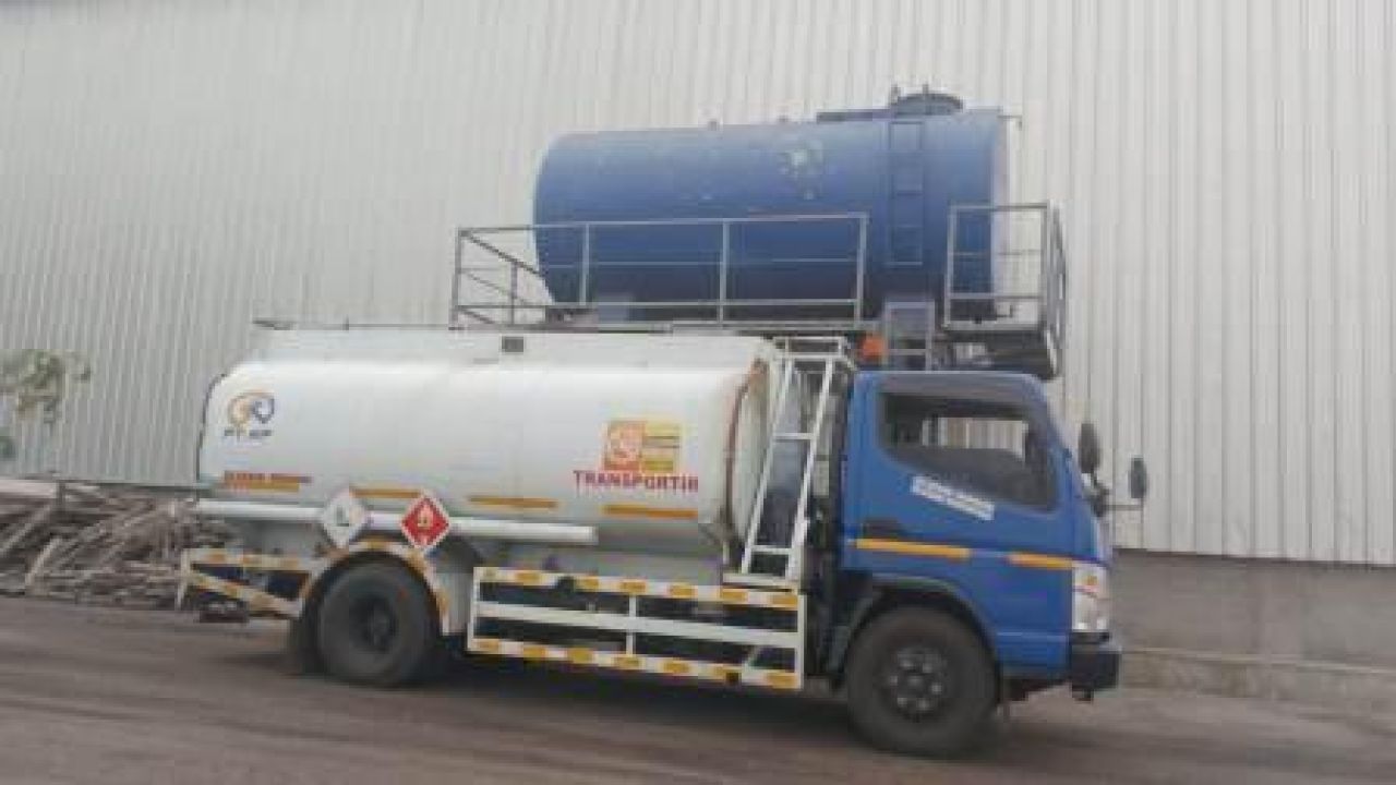 Truk tangki PT Karisma Petroleum saat mengisi solar di tangki PT Platinum Cemerlang Indonesia