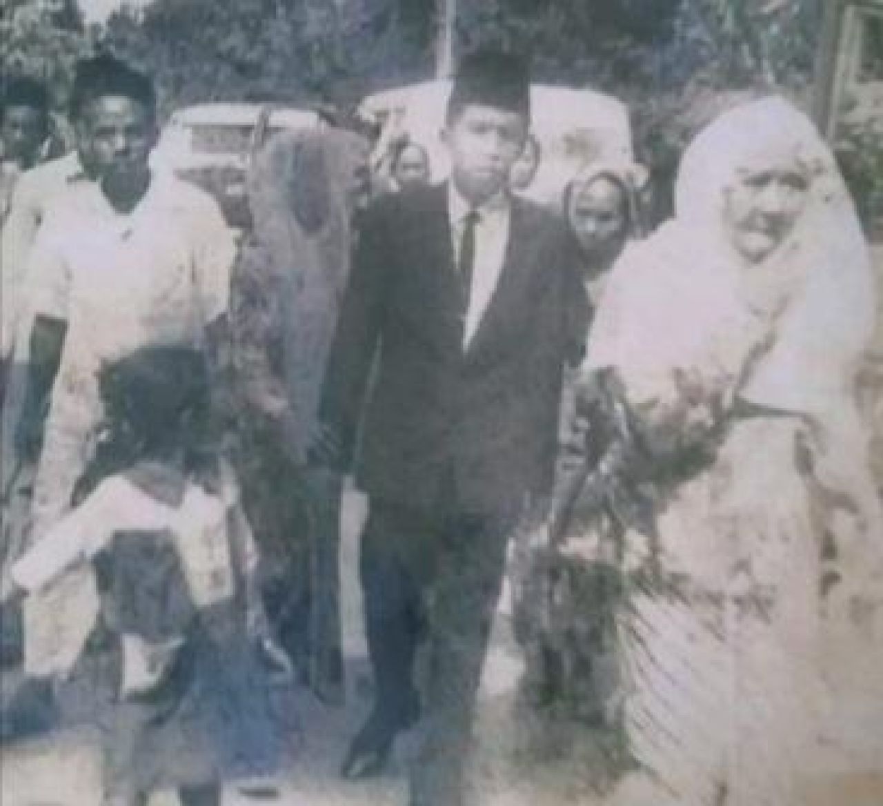 Nyai Asma Binti Syaikhona Kholil (kerudung putih) dan Nyai Romlah (ibunda KH. Abdullah Schall) menuntun mempelai pria Kiai Abdul Mughni Bin Kholili.