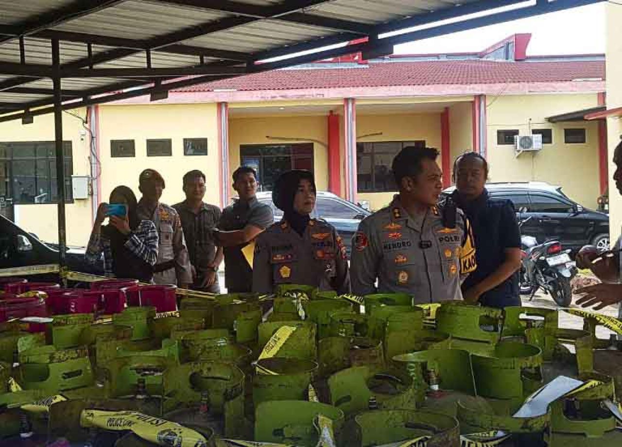 Kapolres Bangkalan dan LPG 3 kg yang jadi barang bukti