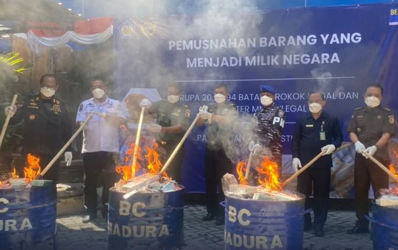 Pemusnahan miras dan rokok ilegal di Madura