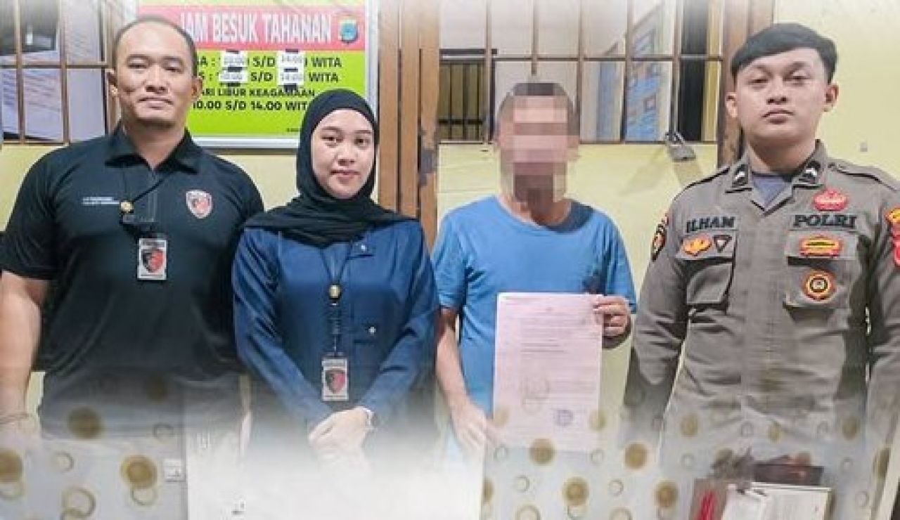 Tersangka berinisial RP (kedua dari kanan)