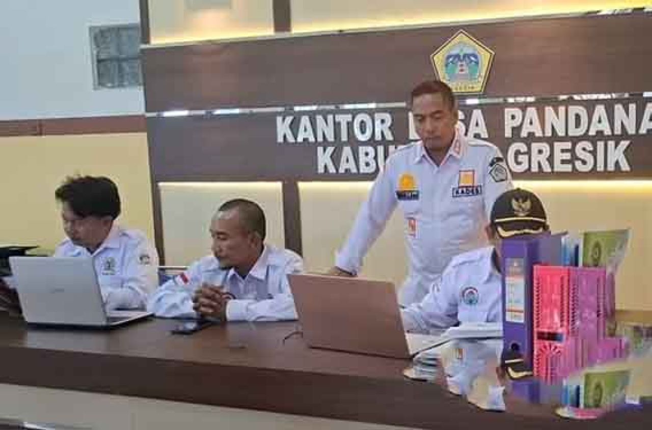 Kepala Desa Pandanan, Suryadi saat meninjau layanan di Desa Pandanan