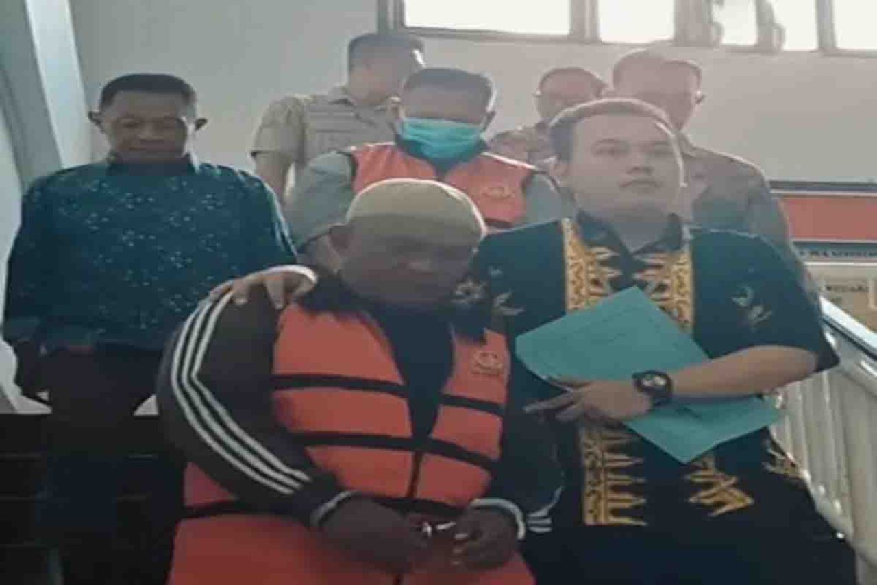 Slamet Setiawan dan Samsul Hadi saat akan dibawa ke Lapas Sidoarjo