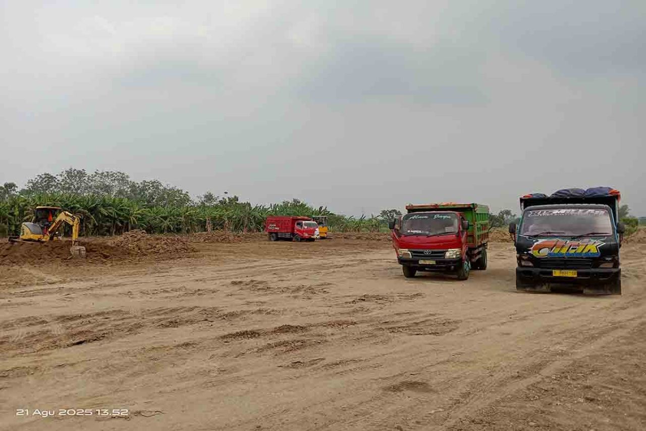 Dump truk dihentikan oleh petugas Satreskrim Polres Gresik di lokasi urug di Desa Hulaan