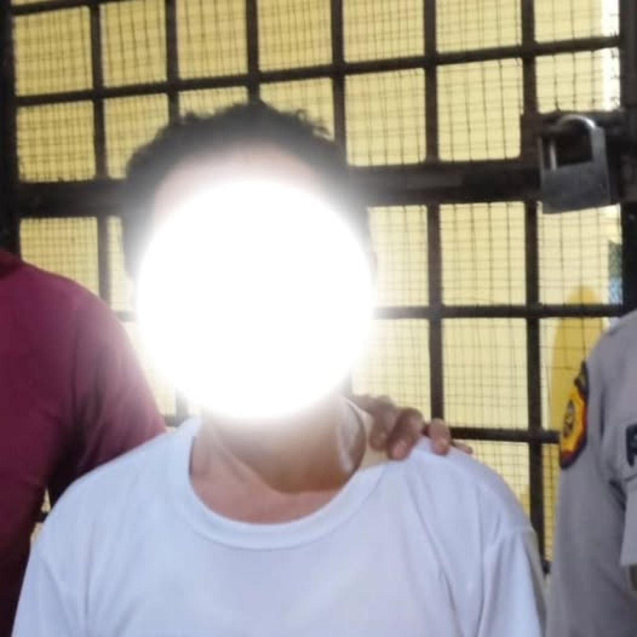 Pelaku berinisial ES