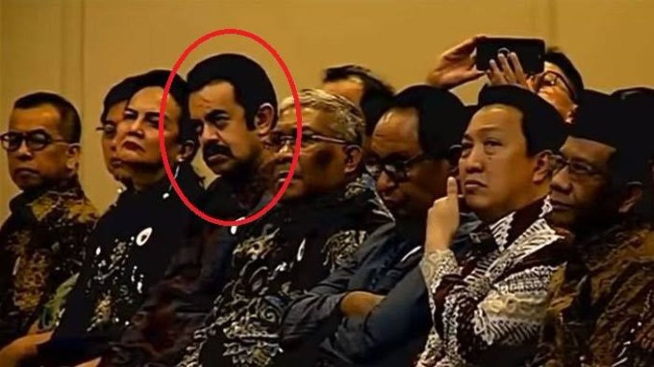 Riza Chalid (lingkar merah)