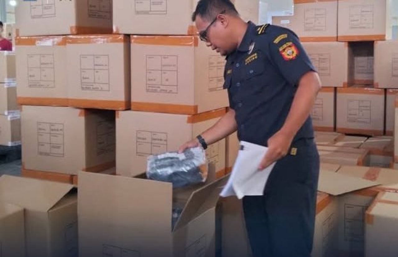 57 karton sarung tangan diperiksa petugas Bea Cukai