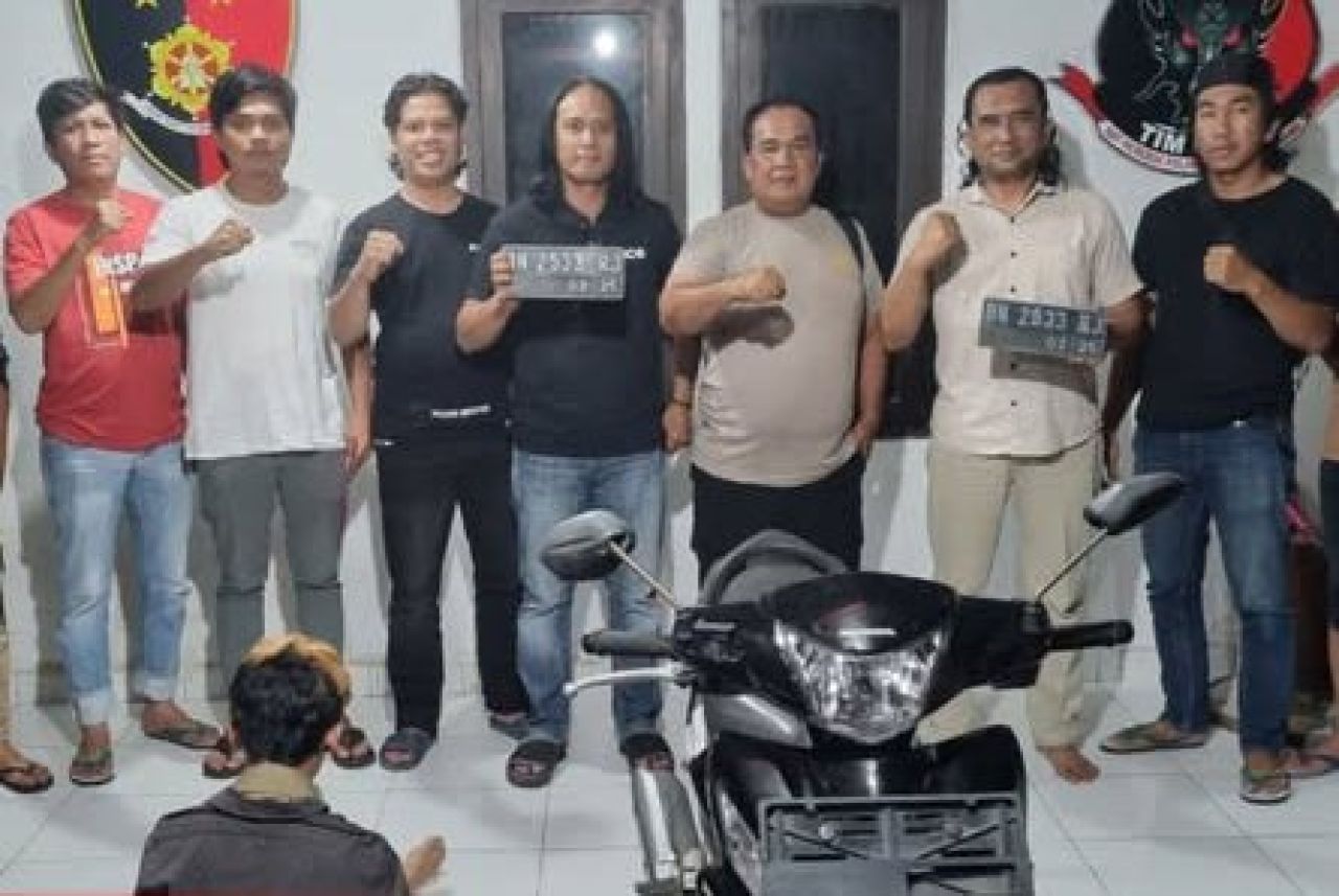 Pencuri motor berinisial Wu (jongkok)