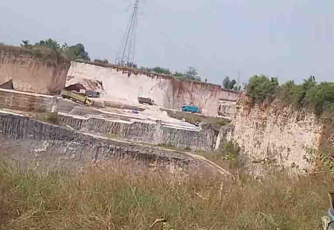 Aktivitas tambang di Panceng, Gresik