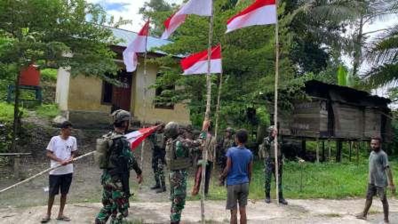 Pengibaran bendera Merah Putih di Perbatasan Indonesia