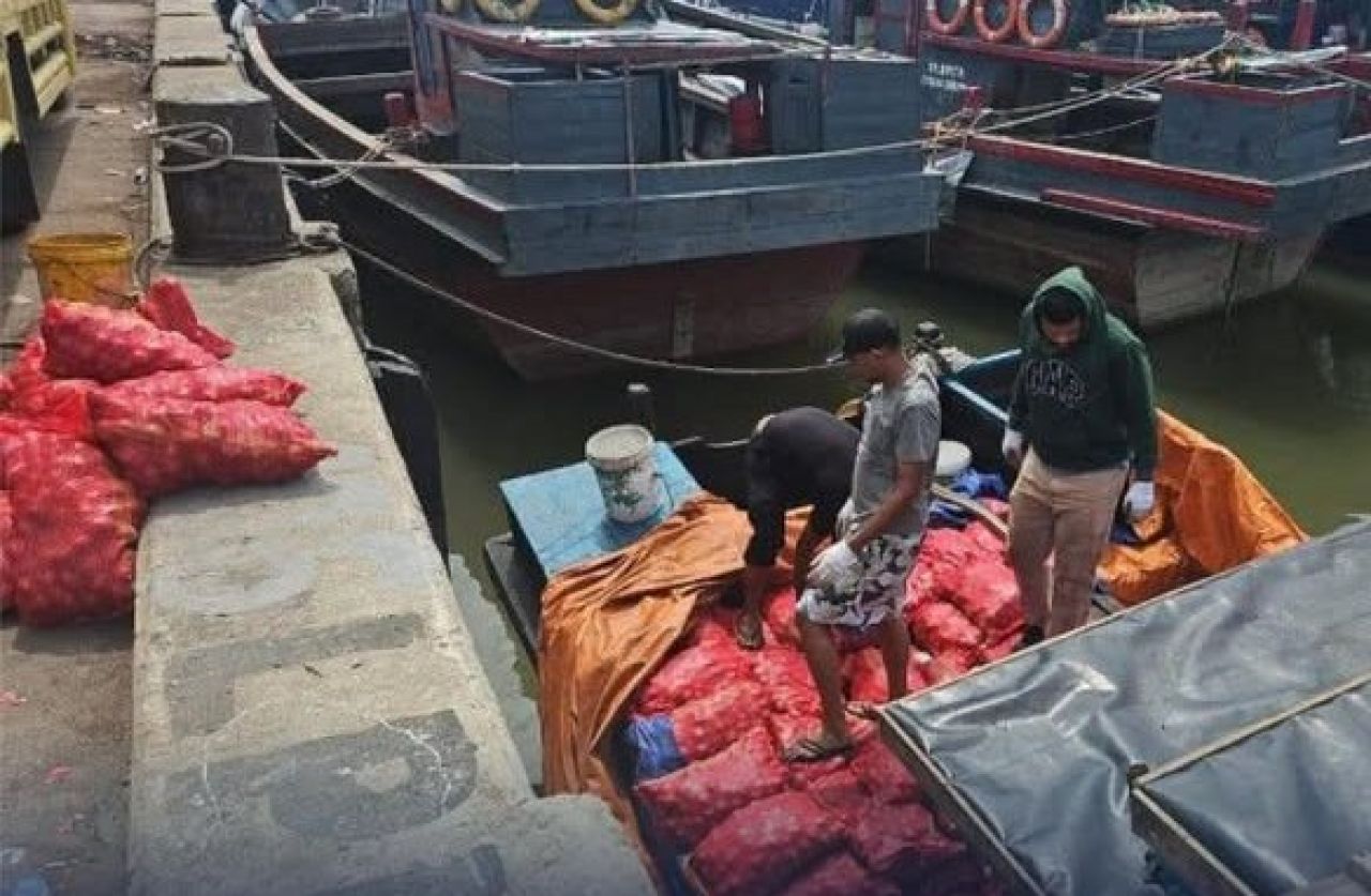 Kapal KM Alfatihah pengangkut bawang merah