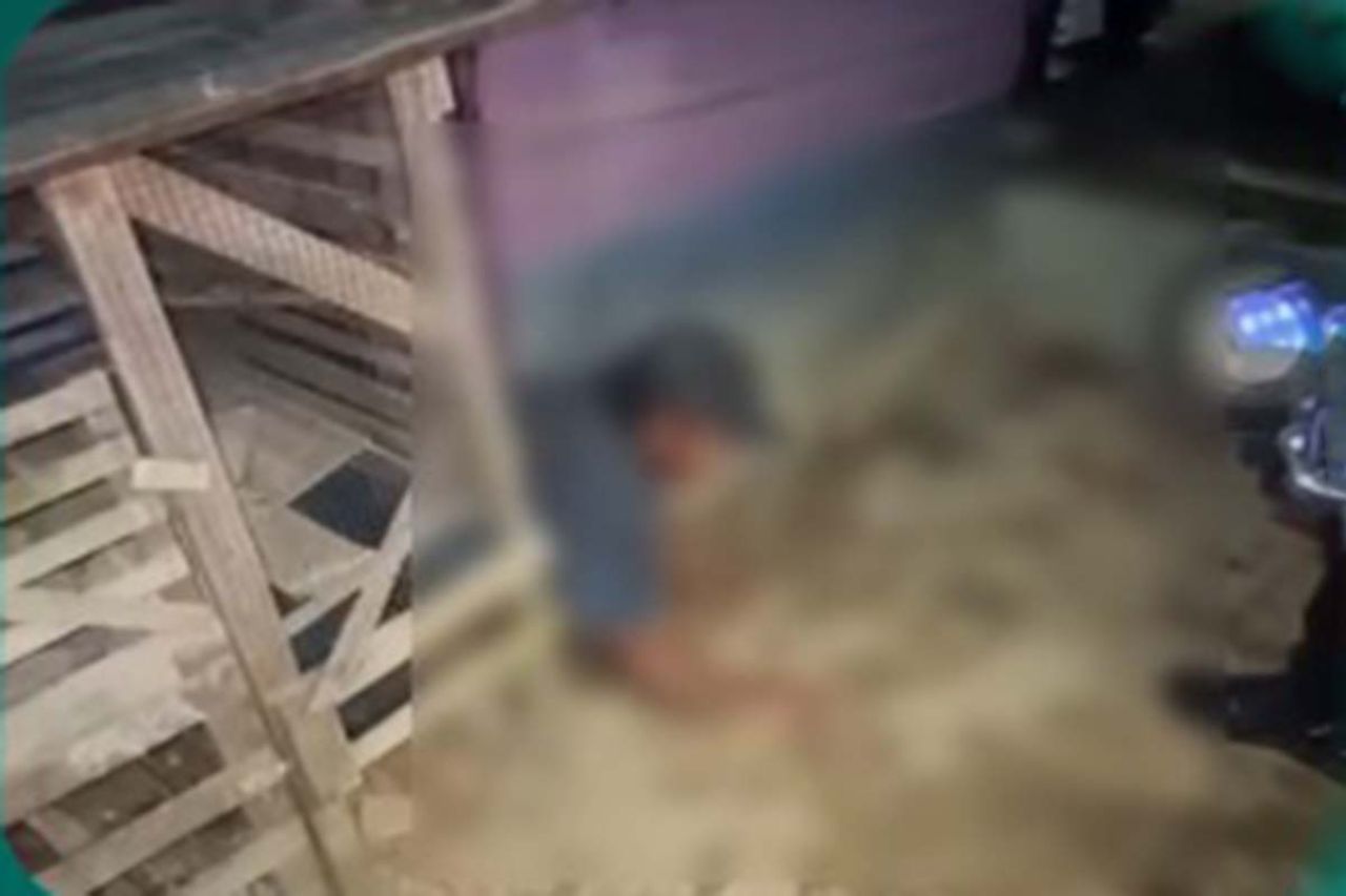 Salah satu pelaku sembunyi di kolong kandang ayam