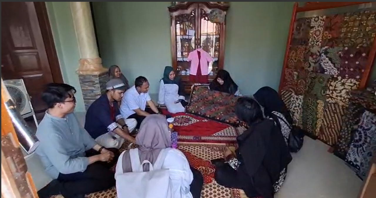 Tim Pengabdian Masyarakat UNESA di lokasi produksi Batik Jasmine