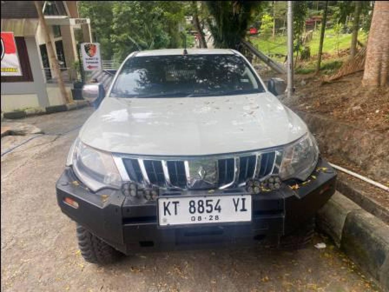 Satu unit mobil Honda HRV warna putih