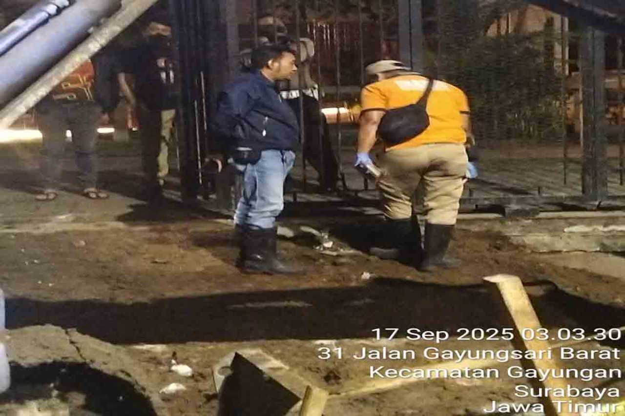Petugas Polsek Gayungan di lokasi proyek u ditch