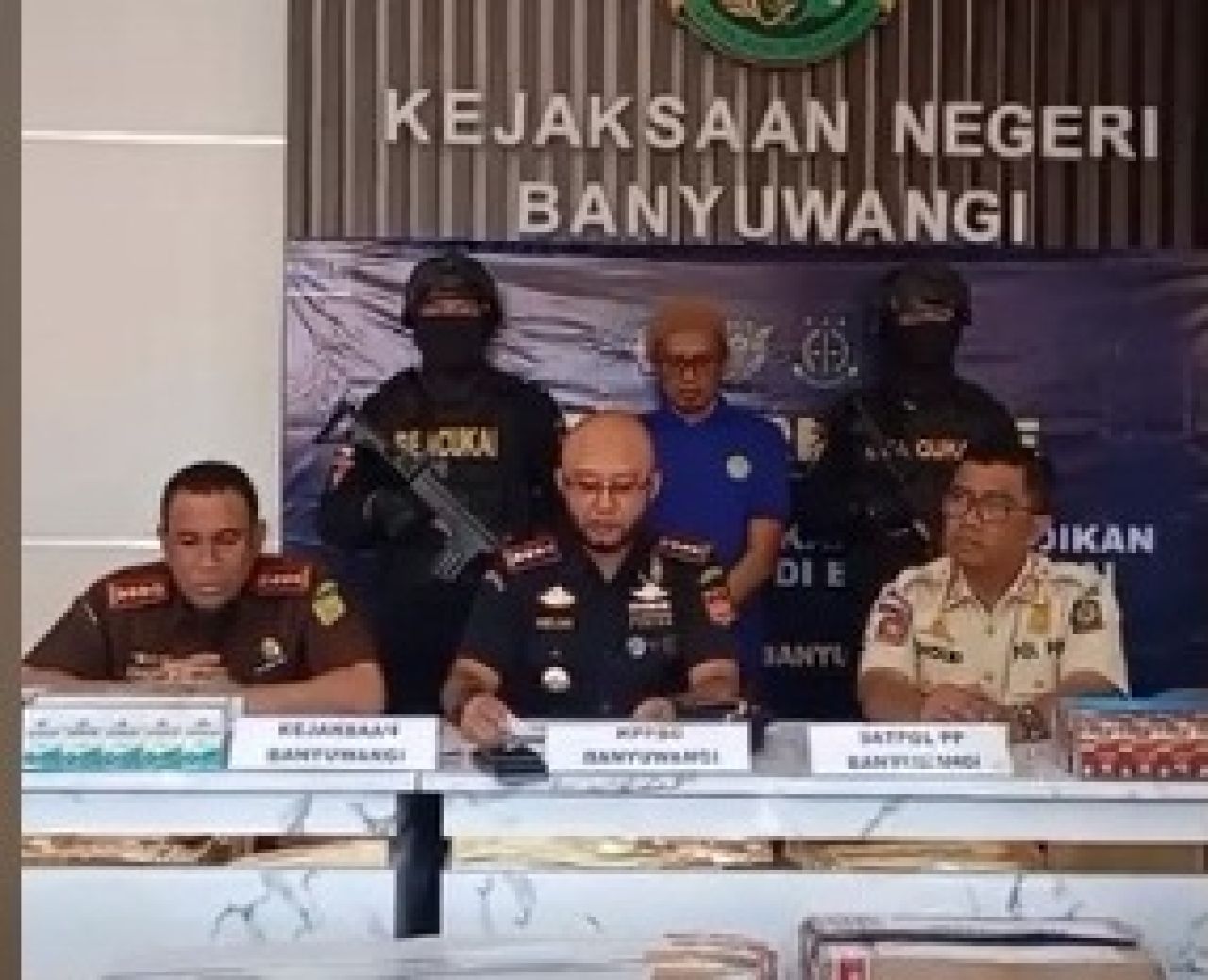 Konpers kasus rokok ilegal dengan tersangka M. Muhlis